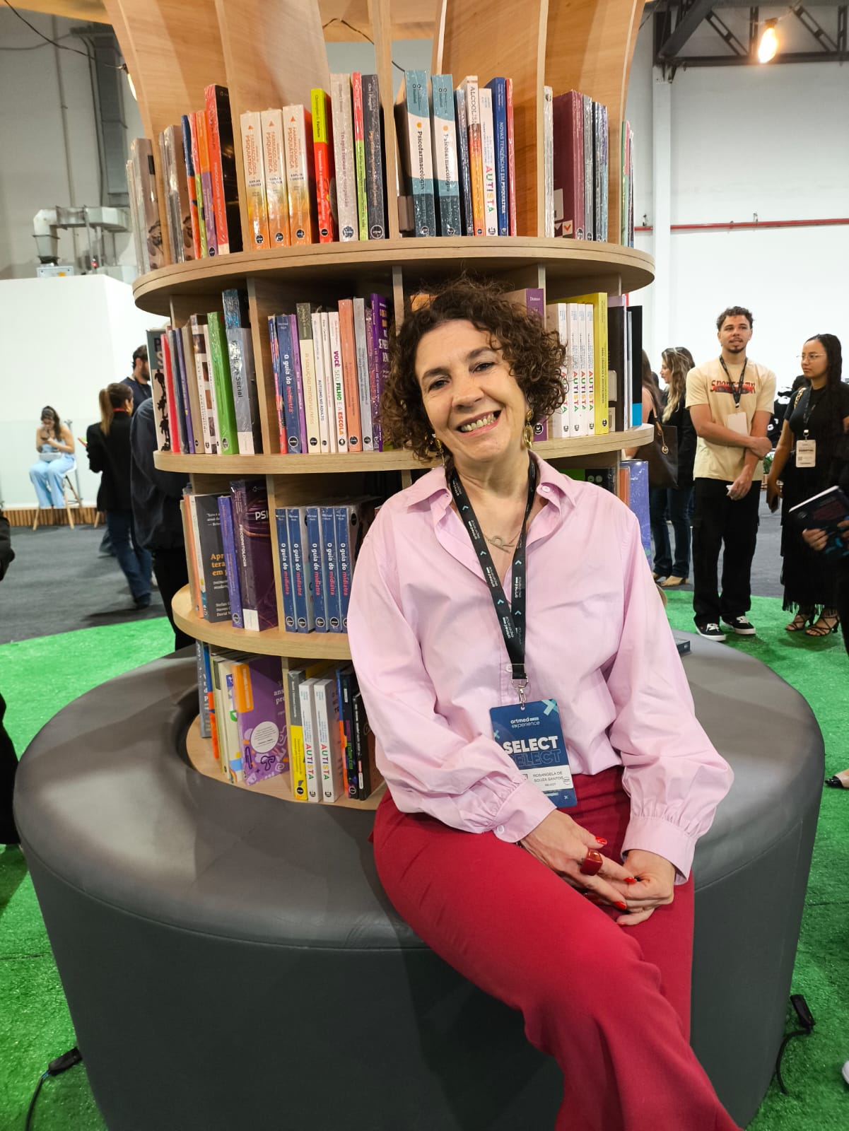Rosângela Santos em evento de Psicologia, ao lado de livros